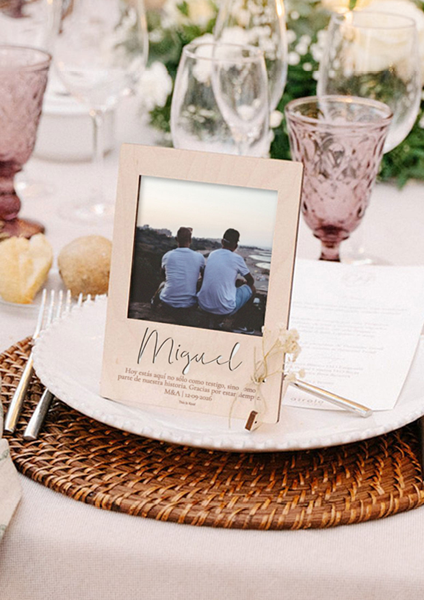 Imant portafotos personalitzat amb un text especial per a regalar a padrins i testimonis el dia del casament
